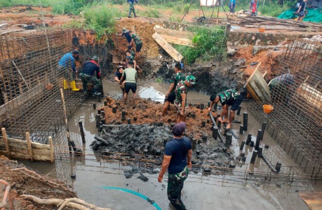
					Personil Kodim 0315 Tanungpinang saat membangun Jembatan di Bintan, Sabtu (16/05)