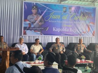 Kapolda Kepulauan Riau, Irjen Pol. Asep Safrudin, S.I.K., M.H saat menggelar Jum'at Curhat Beramaa nelayan Jemaja, Kabupaten Kepulauan Anambas, Jumat (15/05)