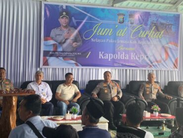 Kapolda Kepulauan Riau, Irjen Pol. Asep Safrudin, S.I.K., M.H saat menggelar Jum'at Curhat Beramaa nelayan Jemaja, Kabupaten Kepulauan Anambas, Jumat (15/05)