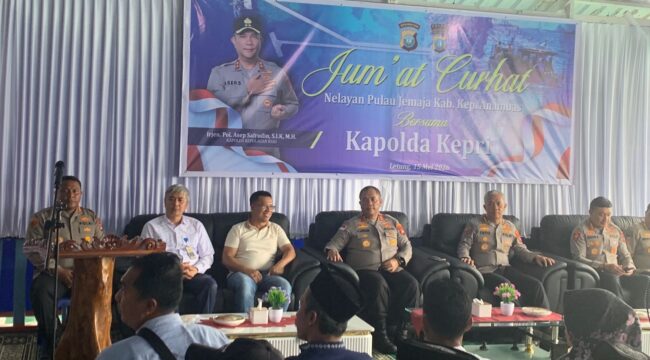 Kapolda Kepulauan Riau, Irjen Pol. Asep Safrudin, S.I.K., M.H saat menggelar Jum'at Curhat Beramaa nelayan Jemaja, Kabupaten Kepulauan Anambas, Jumat (15/05)
