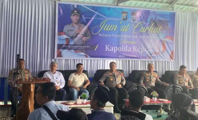 
					Kapolda Kepulauan Riau, Irjen Pol. Asep Safrudin, S.I.K., M.H saat menggelar Jum'at Curhat Beramaa nelayan Jemaja, Kabupaten Kepulauan Anambas, Jumat (15/05)