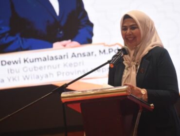 Ketua TP PKK Provinsi Kepulauan Riau sekaligus Ketua Yayasan Kanker Indonesia (YKI) Provinsi Kepulauan Riau, Dewi Kumalasari Ansar