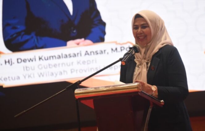 
					Ketua TP PKK Provinsi Kepulauan Riau sekaligus Ketua Yayasan Kanker Indonesia (YKI) Provinsi Kepulauan Riau, Dewi Kumalasari Ansar