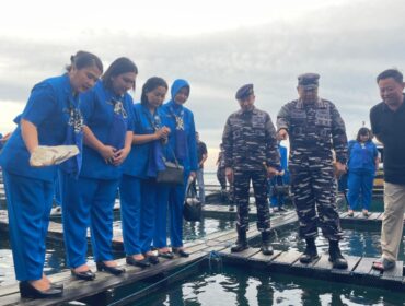 Panglima Komando Armada I (Pangkoarmada I) Laksamana Muda TNI Haris Bima B, S.E., M.Si., M.Tr.Opsla., didampingi Ketua Gabungan I Gabungan Jalasenastri Koarmada RI Ny. Putri Haris Bima melaksanakan peninjauan ke Sentra Keramba Ikan Napoleon di Pulau Sedanau, Natuna, pada Jumat (15/05/2026).
