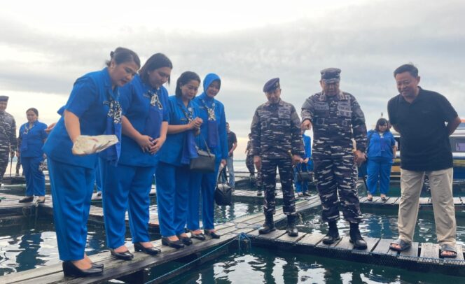 
					Panglima Komando Armada I (Pangkoarmada I) Laksamana Muda TNI Haris Bima B, S.E., M.Si., M.Tr.Opsla., didampingi Ketua Gabungan I Gabungan Jalasenastri Koarmada RI Ny. Putri Haris Bima melaksanakan peninjauan ke Sentra Keramba Ikan Napoleon di Pulau Sedanau, Natuna, pada Jumat (15/05/2026).