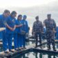 Panglima Komando Armada I (Pangkoarmada I) Laksamana Muda TNI Haris Bima B, S.E., M.Si., M.Tr.Opsla., didampingi Ketua Gabungan I Gabungan Jalasenastri Koarmada RI Ny. Putri Haris Bima melaksanakan peninjauan ke Sentra Keramba Ikan Napoleon di Pulau Sedanau, Natuna, pada Jumat (15/05/2026).
