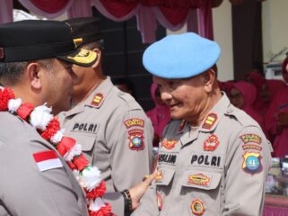 Kasi Propam Polres Kepulauan Anambas saat menyambut kedatangan Kapolda Kepri, Irjen Pol Asep Syafrudin.
