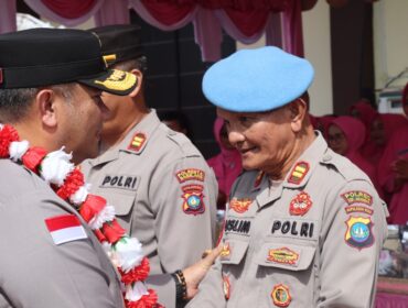 Kasi Propam Polres Kepulauan Anambas saat menyambut kedatangan Kapolda Kepri, Irjen Pol Asep Syafrudin.
