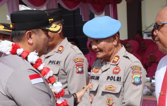 
					Kasi Propam Polres Kepulauan Anambas saat menyambut kedatangan Kapolda Kepri, Irjen Pol Asep Syafrudin.