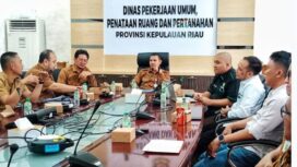 Sekretaris Dinas PUPP Kepri, Faizal S.E bersama pejabat PUPP menerima kunjungan civitas akademika mahasiswi Pascasarjana UIR, Selasa (19/05).