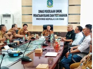 Sekretaris Dinas PUPP Kepri, Faizal S.E bersama pejabat PUPP menerima kunjungan civitas akademika mahasiswi Pascasarjana UIR, Selasa (19/05).