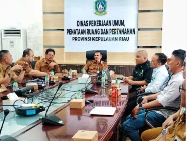 Sekretaris Dinas PUPP Kepri, Faizal S.E bersama pejabat PUPP menerima kunjungan civitas akademika mahasiswi Pascasarjana UIR, Selasa (19/05).