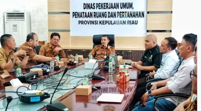 Sekretaris Dinas PUPP Kepri, Faizal S.E bersama pejabat PUPP menerima kunjungan civitas akademika mahasiswi Pascasarjana UIR, Selasa (19/05).