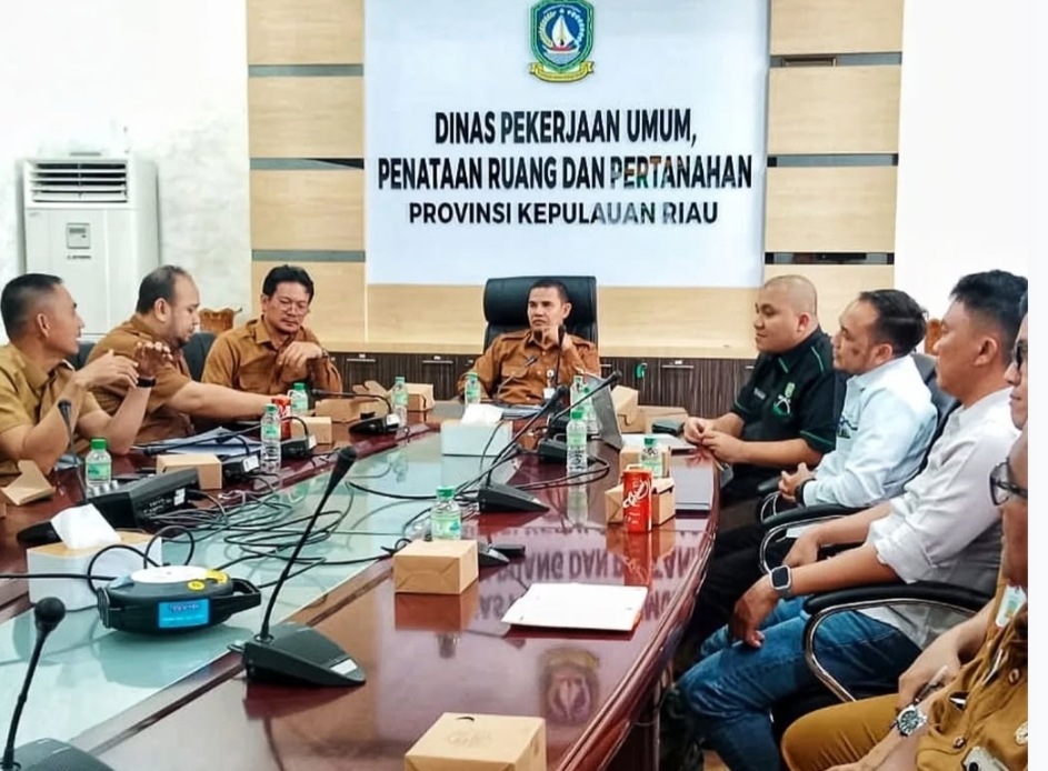 Sekretaris Dinas PUPP Kepri, Faizal S.E bersama pejabat PUPP menerima kunjungan civitas akademika mahasiswi Pascasarjana UIR, Selasa (19/05).