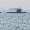 Kapal selam PNS/M Hangor milik Angkatan Laut Pakistan saat melaksanakan pelayaran di wilayah Teluk Jakarta pada Selasa (19/05/2026).
