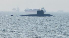 Kapal selam PNS/M Hangor milik Angkatan Laut Pakistan saat melaksanakan pelayaran di wilayah Teluk Jakarta pada Selasa (19/05/2026).