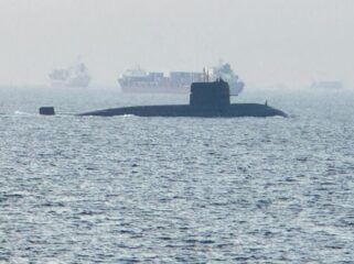 Kapal selam PNS/M Hangor milik Angkatan Laut Pakistan saat melaksanakan pelayaran di wilayah Teluk Jakarta pada Selasa (19/05/2026).
