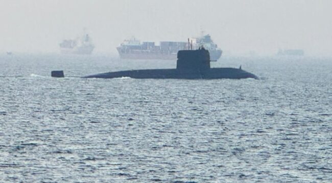 Kapal selam PNS/M Hangor milik Angkatan Laut Pakistan saat melaksanakan pelayaran di wilayah Teluk Jakarta pada Selasa (19/05/2026).