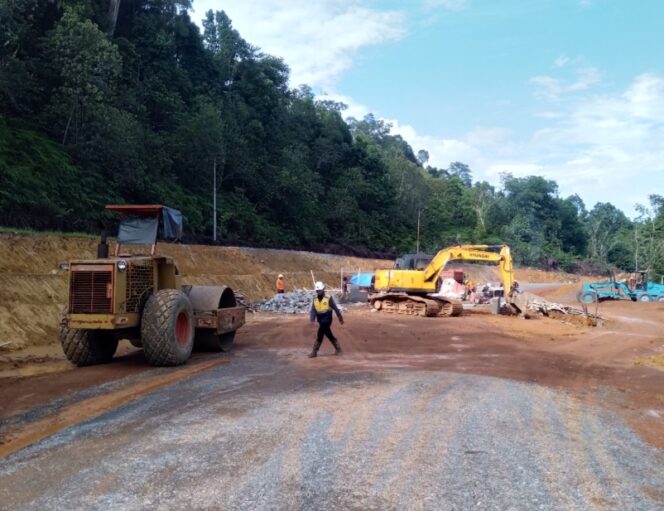 
					Proyek Peningkatan Jalan SP. Setajam-Serteh di Kabupaten Lingga terus di Kebut.