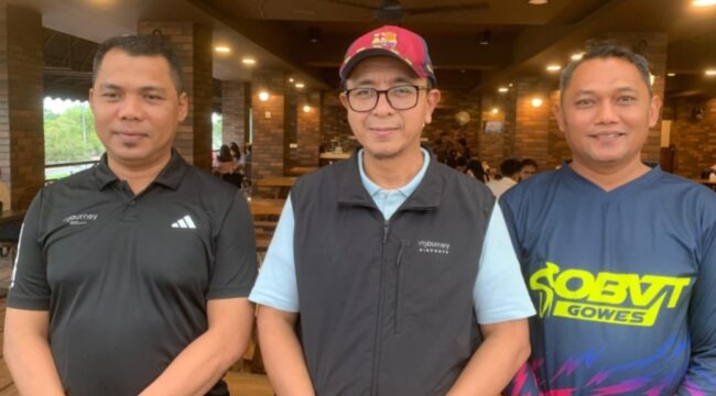 Tengah, General Manager PT Angkasa Pura Indonesia Kantor Cabang Bandara RHF Tanjungpinang, Mohamad Setiadi Dermawan Wakan saat diwawancarai awak media, Jumat (29/05)