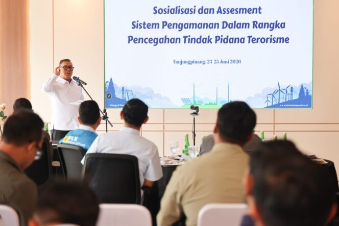 
					Badan Nasional Penanggulangan Terorisme (BNPT) terus memperkuat upaya pencegahan tindak pidana terorisme melalui peningkatan sistem pengamanan pada objek vital nasional. Salah satu langkah tersebut diwujudkan melalui asesmen sistem pengamanan yang dilakukan di PT PLN Indonesia Power Tanjungpinang, Selasa (23/6/2026).