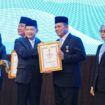 Gubernur Kepulauan Riau H. Ansar Ahmad menerima Tanda Kehormatan Satyalancana Wira Karya Bidang Pemerintahan dalam Pengelolaan, Pengembangan, dan Pembangunan Kelautan dan Perikanan Tahun 2025.