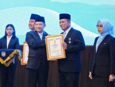 Gubernur Kepulauan Riau H. Ansar Ahmad menerima Tanda Kehormatan Satyalancana Wira Karya Bidang Pemerintahan dalam Pengelolaan, Pengembangan, dan Pembangunan Kelautan dan Perikanan Tahun 2025.