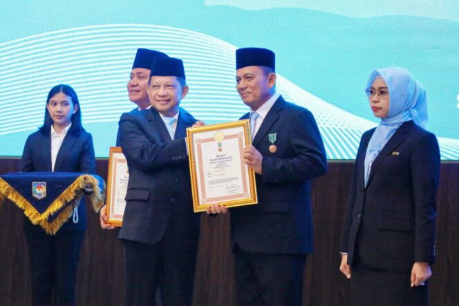 
					Gubernur Kepulauan Riau H. Ansar Ahmad menerima Tanda Kehormatan Satyalancana Wira Karya Bidang Pemerintahan dalam Pengelolaan, Pengembangan, dan Pembangunan Kelautan dan Perikanan Tahun 2025.