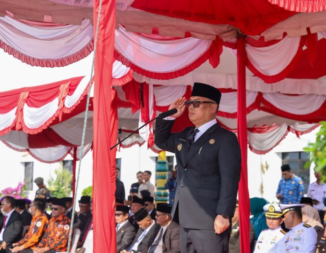 
					Wakil Gubernur Kepulauan Riau Nyanyang Haris Pratamura bertindak sebagai Inspektur Upacara pada Peringatan Hari Lahir Pancasila Tingkat Provinsi Kepulauan Riau Tahun 2026 yang digelar di Halaman Kantor Gubernur Kepulauan Riau, Dompak, Tanjungpinang, Senin (1/6).