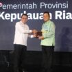 Gubernur Ansar saat menerima penghargaan dari Kemendagri, Rabu (24/06)