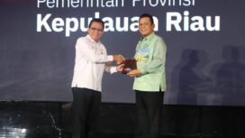 Gubernur Ansar saat menerima penghargaan dari Kemendagri, Rabu (24/06)