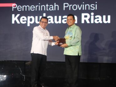 Gubernur Ansar saat menerima penghargaan dari Kemendagri, Rabu (24/06)