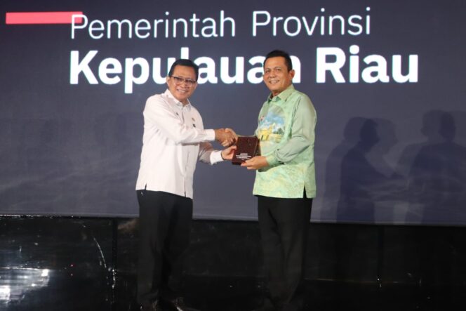 
					Gubernur Ansar saat menerima penghargaan dari Kemendagri, Rabu (24/06)