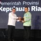 Gubernur Ansar saat menerima penghargaan dari Kemendagri, Rabu (24/06)