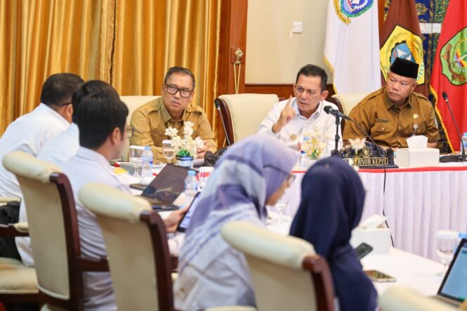 
					Gubernur Kepulauan Riau H. Ansar Ahmad memimpin langsung Rapat Koordinasi Persiapan Pembangunan Sekolah Rakyat di Provinsi Kepulauan Riau yang digelar di Gedung Daerah, Tanjungpinang, Senin (15/6/2026).