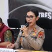 Kabid Humas Polda Kepri, Kombes Pol Dr. Nona Pricillia Ohei saat menyampaikan keterangan Pers, Jum'at (05/06)