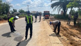 Anggota Init Gakkum Polres Bintan saat melakukan olah TKP Tabrakan maut yang menewaskan pengendara Jupiter Z Berinisal IS, Selasa (02/06)