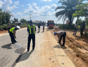 Anggota Init Gakkum Polres Bintan saat melakukan olah TKP Tabrakan maut yang menewaskan pengendara Jupiter Z Berinisal IS, Selasa (02/06)