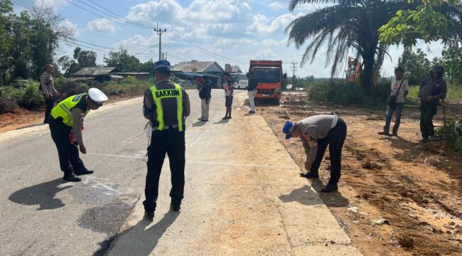 Anggota Init Gakkum Polres Bintan saat melakukan olah TKP Tabrakan maut yang menewaskan pengendara Jupiter Z Berinisal IS, Selasa (02/06)