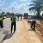 Anggota Init Gakkum Polres Bintan saat melakukan olah TKP Tabrakan maut yang menewaskan pengendara Jupiter Z Berinisal IS, Selasa (02/06)