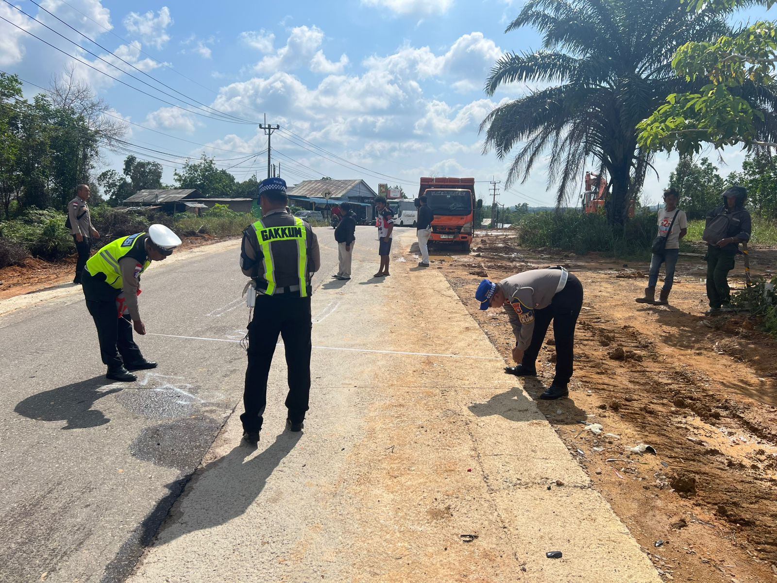 Anggota Init Gakkum Polres Bintan saat melakukan olah TKP Tabrakan maut yang menewaskan pengendara Jupiter Z Berinisal IS, Selasa (02/06)