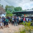 Sejumlah nelayan di Desa Berakit, Bintan melakukan aksi di depan kantor Desa Berakit, Kamis 4 Juni 2026 siang.