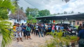 Sejumlah nelayan di Desa Berakit, Bintan melakukan aksi di depan kantor Desa Berakit, Kamis 4 Juni 2026 siang.