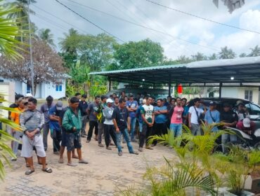 Sejumlah nelayan di Desa Berakit, Bintan melakukan aksi di depan kantor Desa Berakit, Kamis 4 Juni 2026 siang.