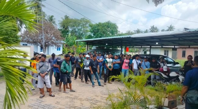 Sejumlah nelayan di Desa Berakit, Bintan melakukan aksi di depan kantor Desa Berakit, Kamis 4 Juni 2026 siang.