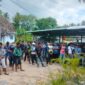 Sejumlah nelayan di Desa Berakit, Bintan melakukan aksi di depan kantor Desa Berakit, Kamis 4 Juni 2026 siang.