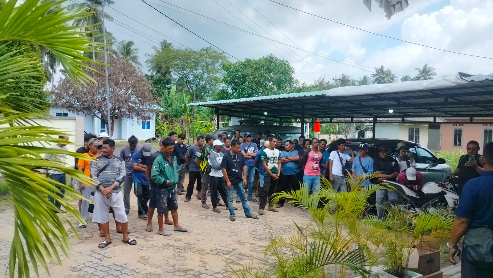 Sejumlah nelayan di Desa Berakit, Bintan melakukan aksi di depan kantor Desa Berakit, Kamis 4 Juni 2026 siang.