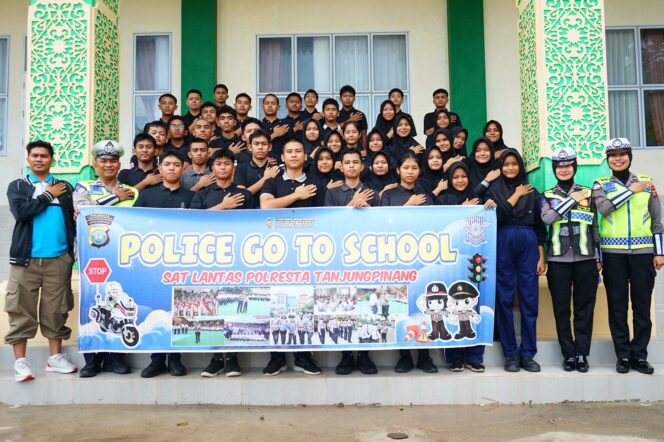 
					Satuan Lalu Lintas (Satlantas) Polresta Tanjungpinang kembali melaksanakan program Police Go To School dengan memberikan sosialisasi keselamatan berlalu lintas kepada para pelajar di SMA Negeri 2 Tanjungpinang, Senin (8/6/2026).