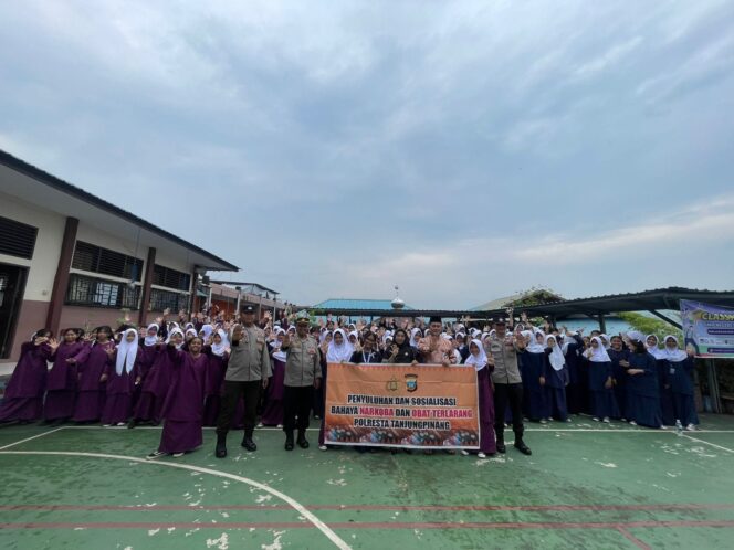 
					Sat Binmas Polresta Tanjungpinang dan BNN Edukasi Pelajar SMPN 5 tentang Bahaya Narkoba dan Bullying