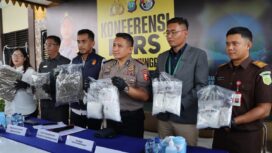 Kepala BNN Kota Tanjungpinang,Kombes. Pol. Mohamad Dafi Bastomi, S.H., S.I.K., M.I.K. bersama Kasar Narkoba Polresta Tanjungpinang saat memperlihatkan barang bukti sabu-sabu dan Ganja di Mapolresta Tanjungpinang, Rabu (17/06) F-Kepri.info